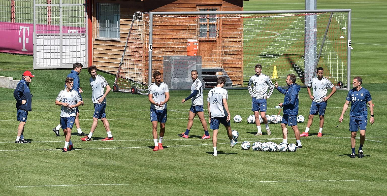 Bayern Munich's players and coaches at training on Wednesday. The Bundesliga aims to restart play just under two months after games were halted owing to the pandemic.