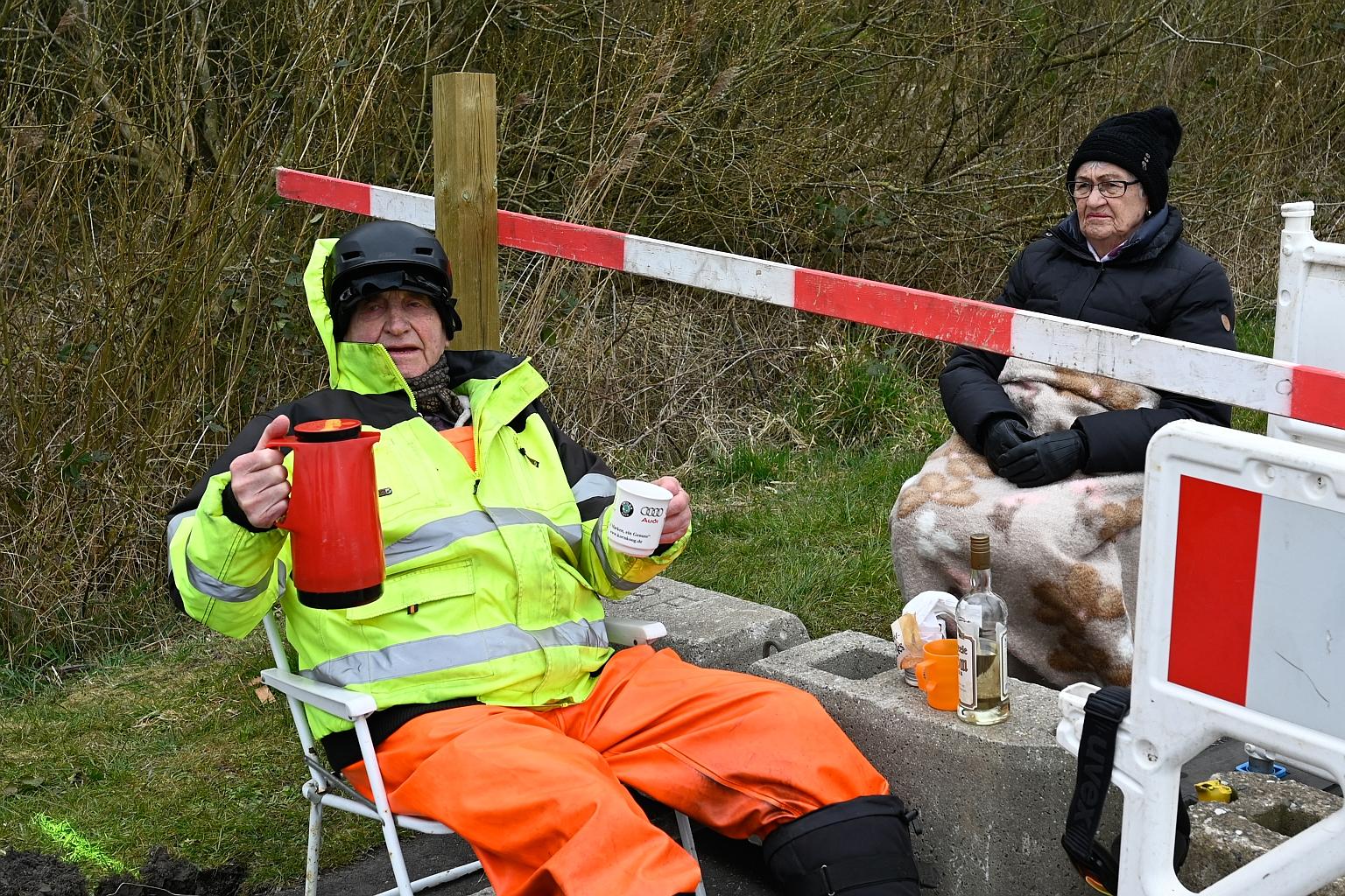 Since the border between Denmark and Germany closed last month to contain the spread of the coronavirus, Mr Karsten Tuchsen Hansen, 89, from Germany, and Ms Inga Rasmussen, 85, from Denmark, have spent time together every day at the Mollehusvej borde