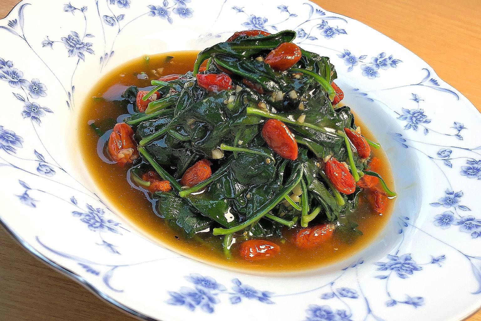Stir-fried wolfberry leaves with wolfberries, seasoned with oyster sauce.