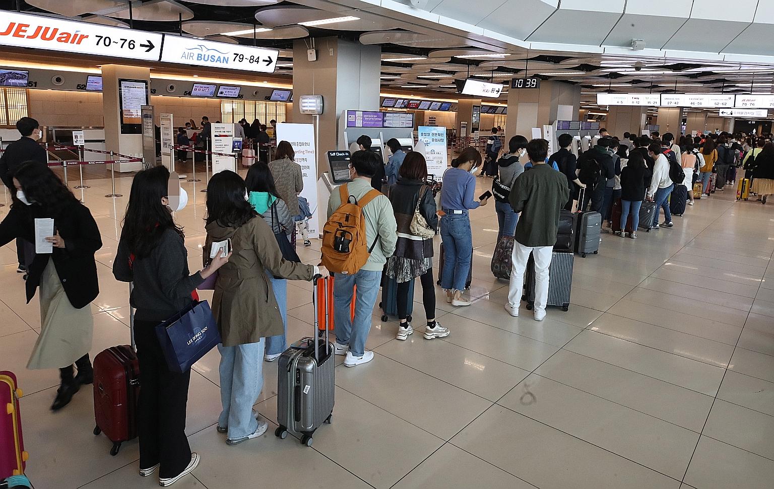 A long queue of travellers at the departure hall of Gimpo International Airport in Seoul yesterday during the Golden Week holidays.