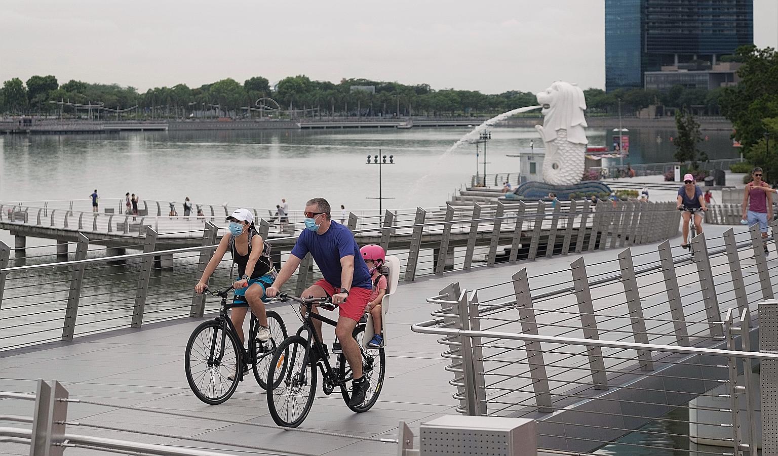 People cycling at Jubilee Bridge at the weekend. Yesterday was the 13th day in a row with new daily cases below 1,000. The total number of coronavirus cases in Singapore now stands at 20,198. ST PHOTO: GAVIN FOO