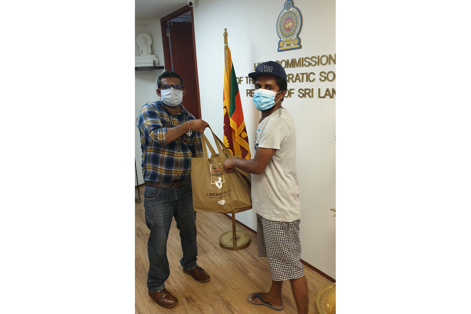 Buddhist charity Tzu Chi Singapore donated 250 relief bags to Sri Lankan students studying here who are affected by the coronavirus pandemic. The bags were handed over to the Sri Lanka High Commission for distribution to the students.