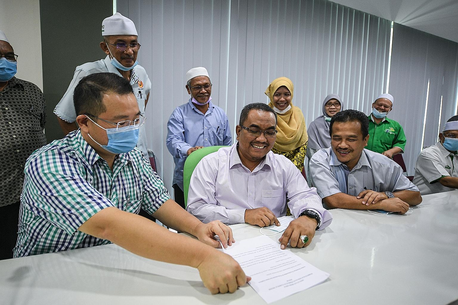 PAS Kedah deputy chief Muhammad Sanusi Md Nor (seated, centre) flanked by Sidam assemblyman Robert Ling Kui Ee and Lunas assemblyman Azman Nasrudin after a press conference in Alor Setar yesterday. Dr Ling and Mr Azman said they had quit PKR after lo