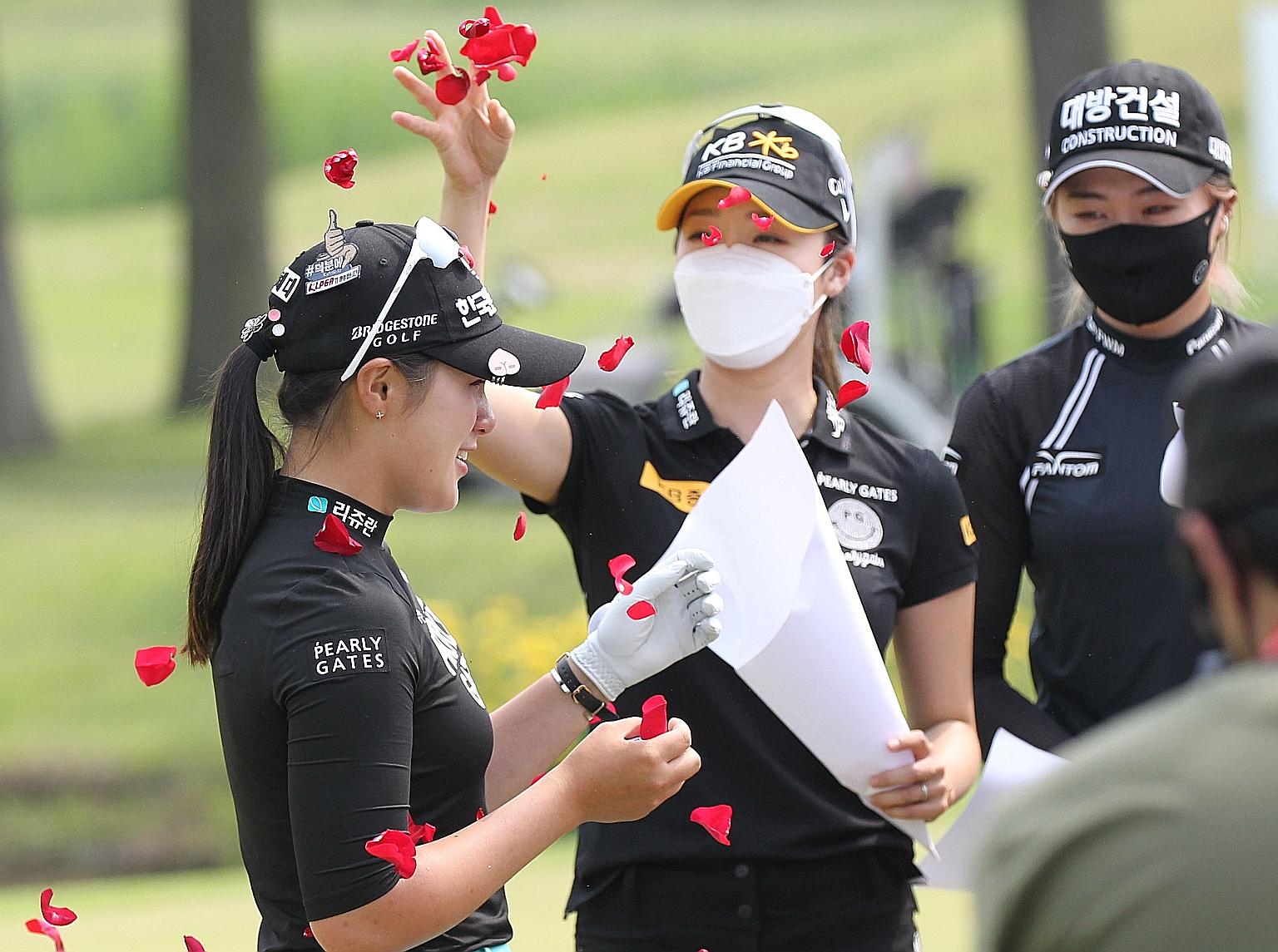KLPGA Championship winner Park Hyun-kyung being showered with flower petals by her fellow golfers instead of the usual hugs yesterday. The event at Lakewood Country Club in Yangju ran under strict health measures amid the ongoing Covid-19 pandemic.