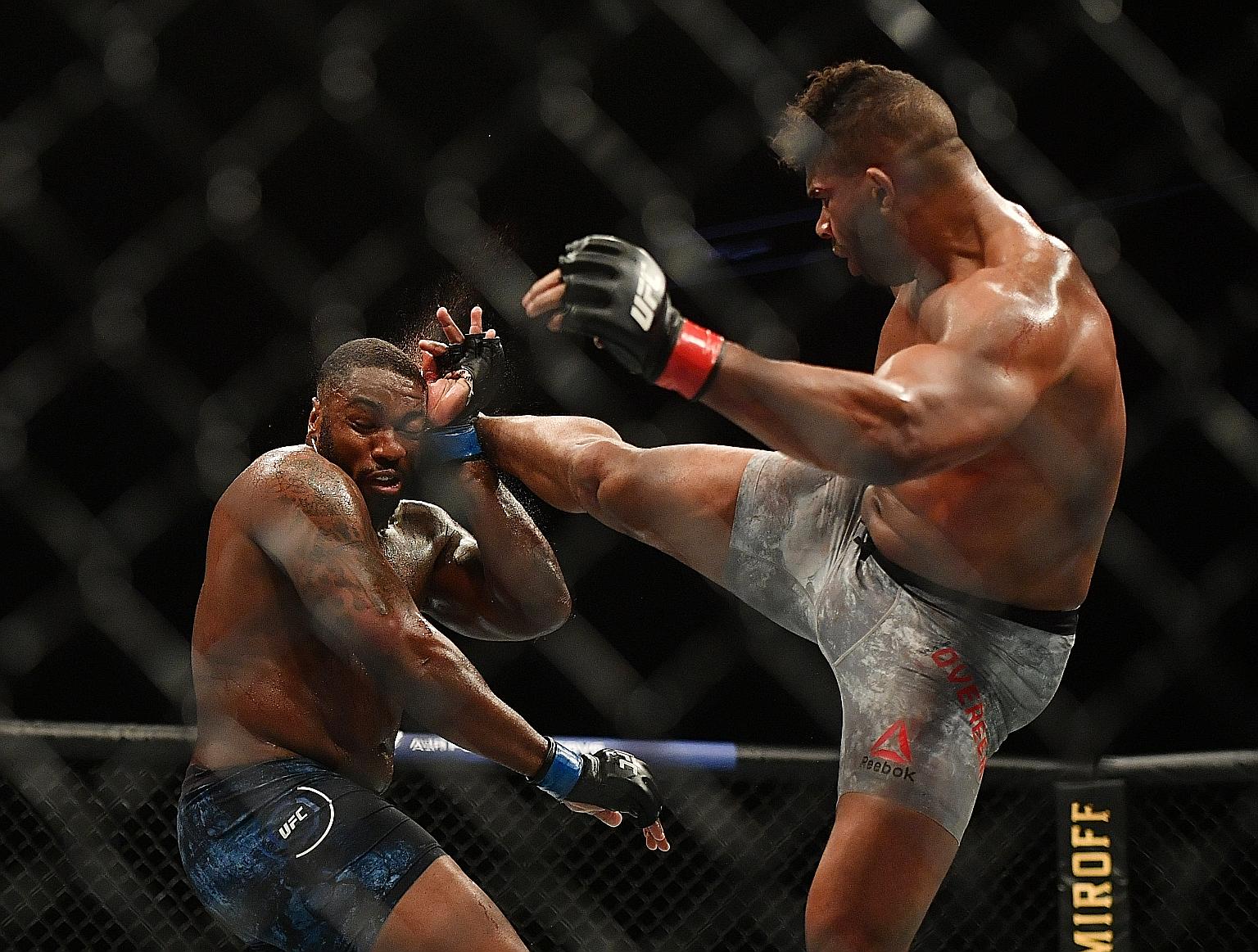 Alistair Overeem (right) and Walt Harris (left).