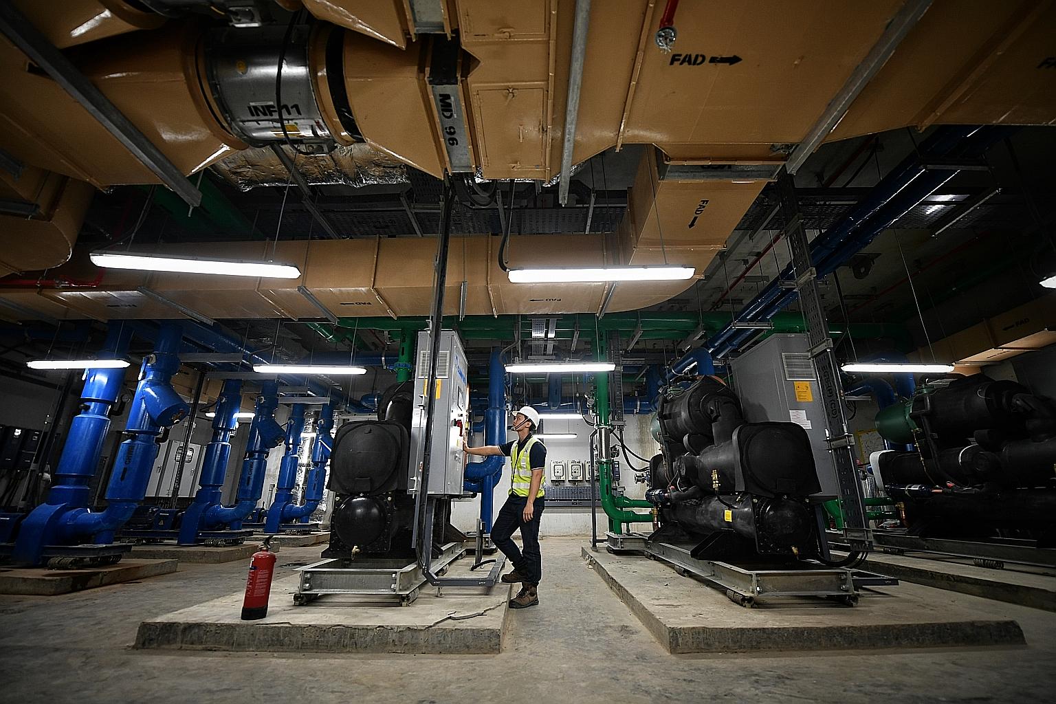 Transport Minister Khaw Boon Wan and rail industry stakeholders, including SMRT chief executive Neo Kian Hong, SBS Transit acting CEO Cheng Siak Kian and Land Transport Authority CEO Ngien Hoon Ping, in a Zoom session with engineering students yester
