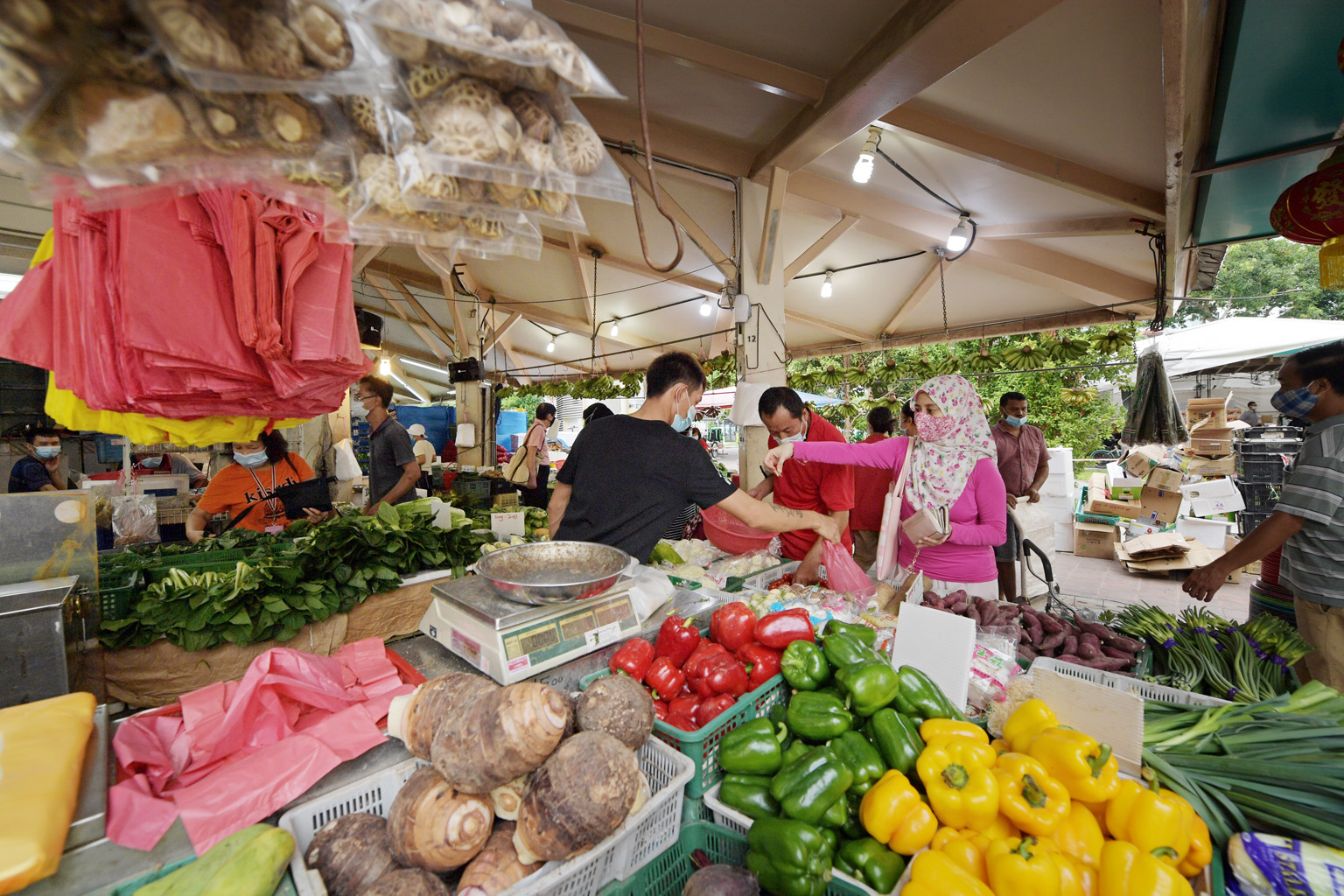 People shopping for fresh produce at a market in Block 504 Tampines Central 1 last Saturday. The amount of fresh seafood and meat imported into Singapore between April 1 and May 28 was about the same as the years before, although imports of fresh and