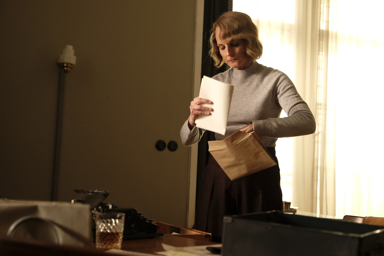 The war drama, World On Fire, stars Helen Hunt as journalist Nancy Campbell.