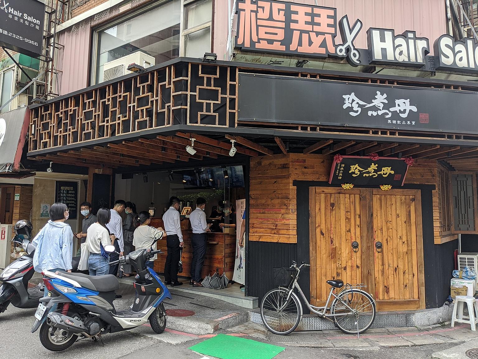 Customers queueing up at a Truedan bubble tea outlet in Taipei. The brand is among a group of Taiwanese bubble tea chains that politically passionate consumers on the island are boycotting for being "pro-China".