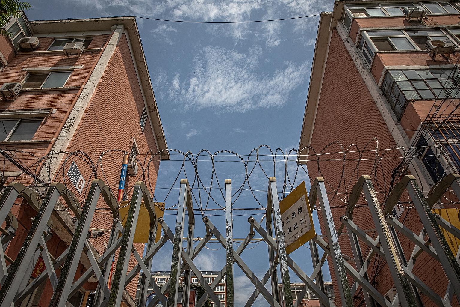 A sealed-off residential compound in Beijing's Haidian district yesterday, near the Yuquandong market which was closed after some workers were infected with the coronavirus, following an outbreak at Xinfadi wholesale market last week.