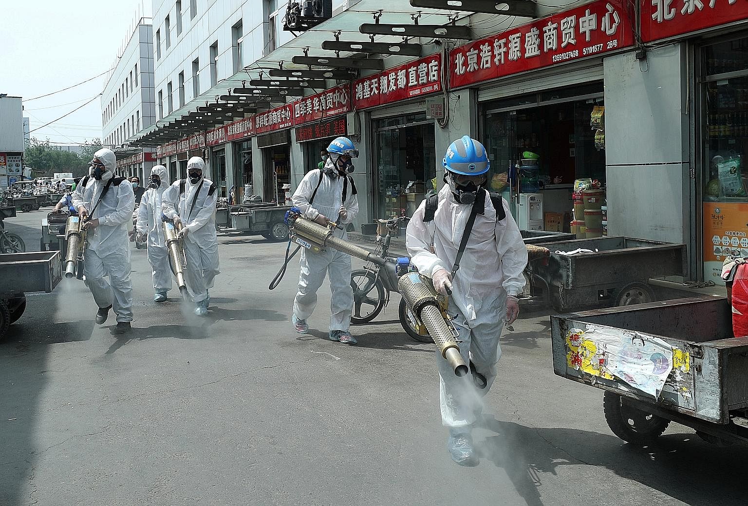 Volunteers disinfecting Yuegezhuang wholesale market in Beijing on Tuesday. The authorities ordered a disinfection and inspection of all wholesale markets, supermarkets and grocery stores after a market in Fengtai district was labelled a "hot spot". 