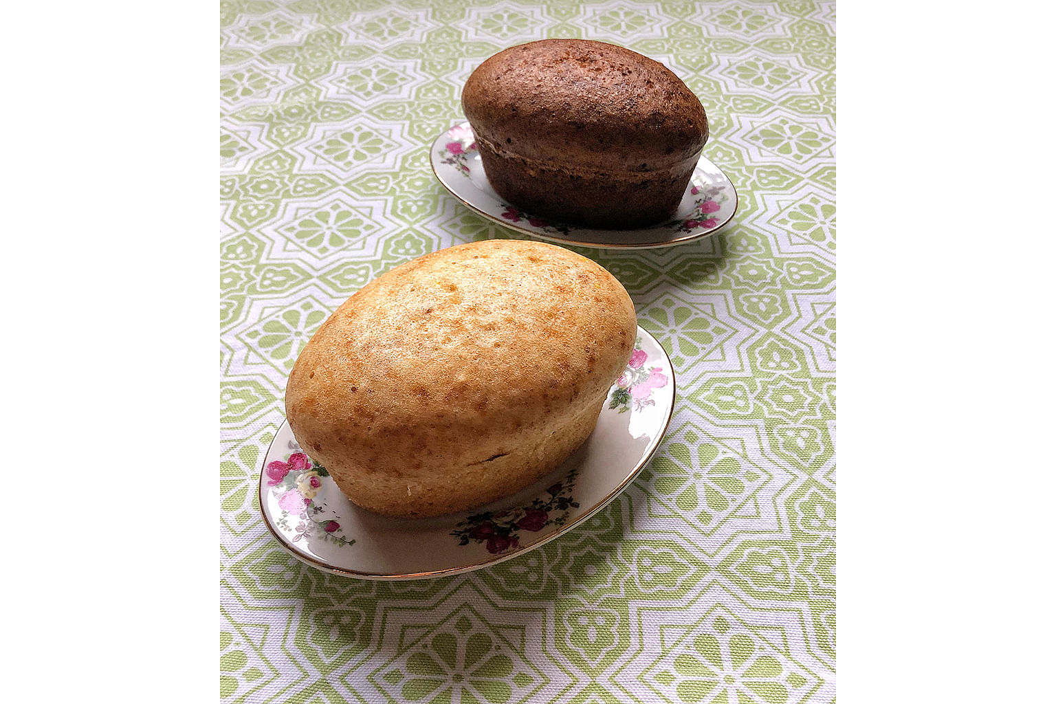 These Japanese-style steamed cakes are flavoured with coffee (top) and Horlicks. 