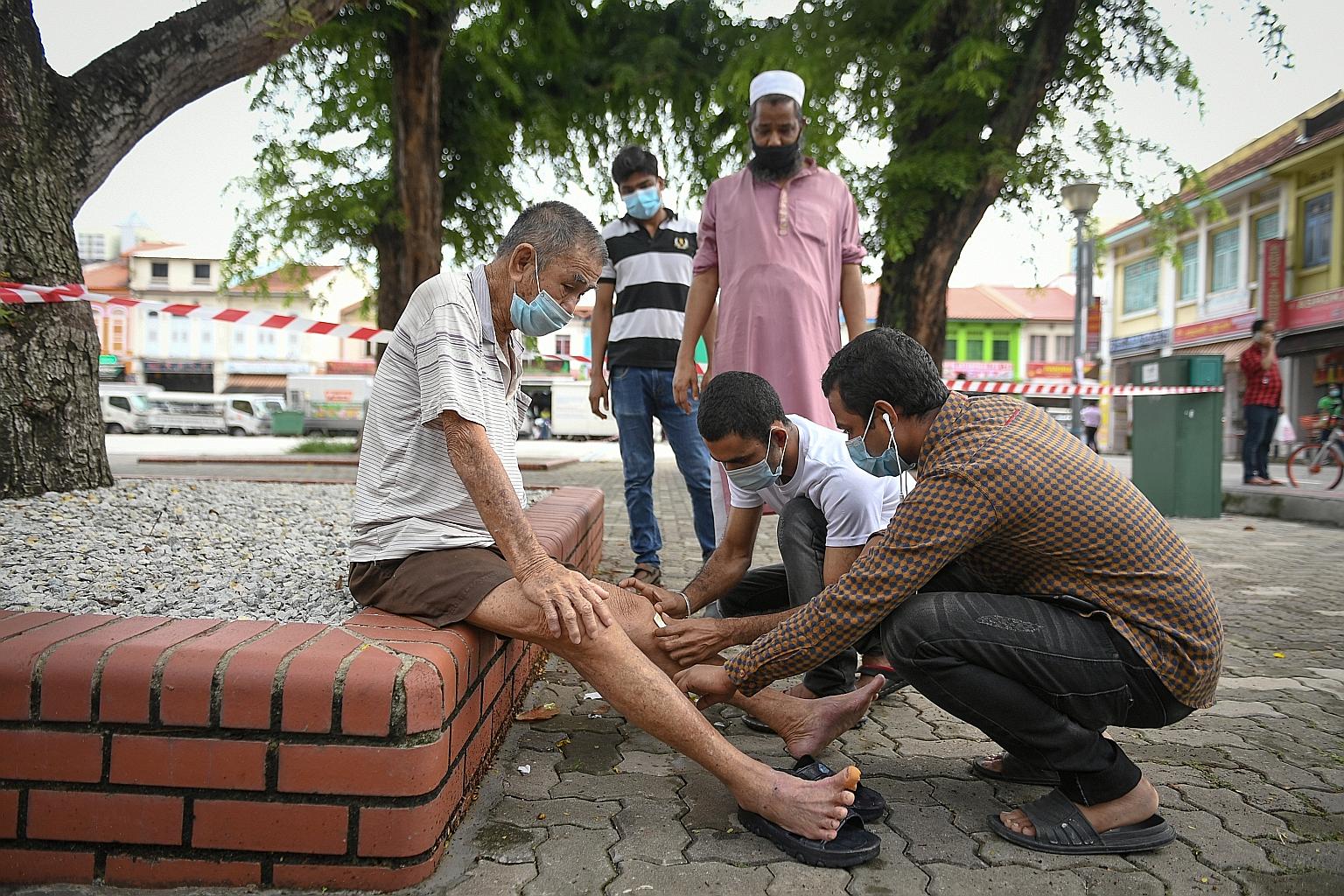 Bangladeshi electrician Sarkar Mithun (in white), 27, had just come out of Mustafa Centre on Sunday after buying vegetables when he heard a loud thud. He saw that Mr Chia Keng Tong, 80, had fallen while making his way to the toilet after leaving a pr