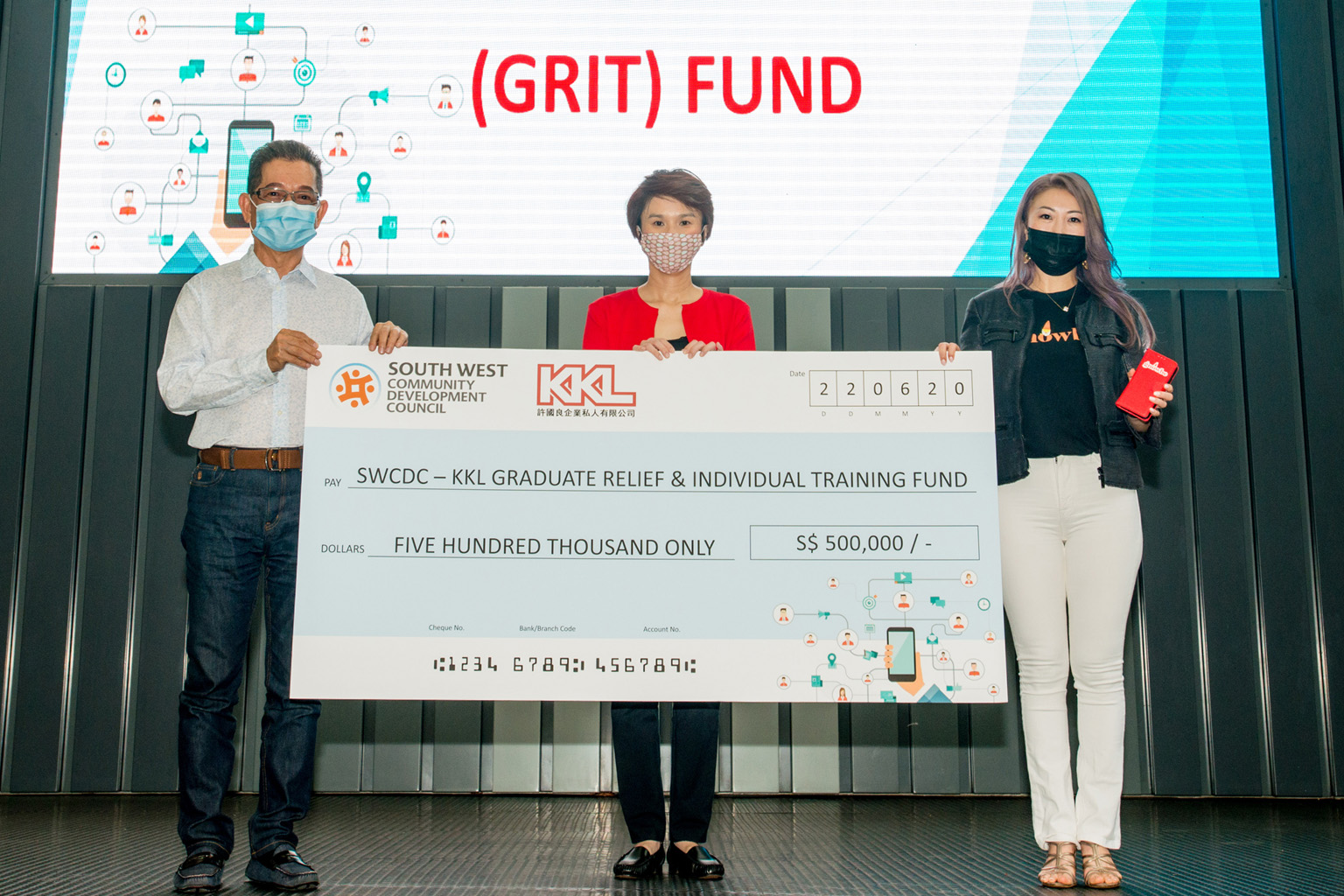 (From left) Mr Koh Tiam Teck, managing director of Koh Kock Leong Enterprise; Ms Low Yen Ling, Mayor of South West District; and Ms So-Young Kang, chief executive of Gnowbe, at the cheque presentation ceremony yesterday.