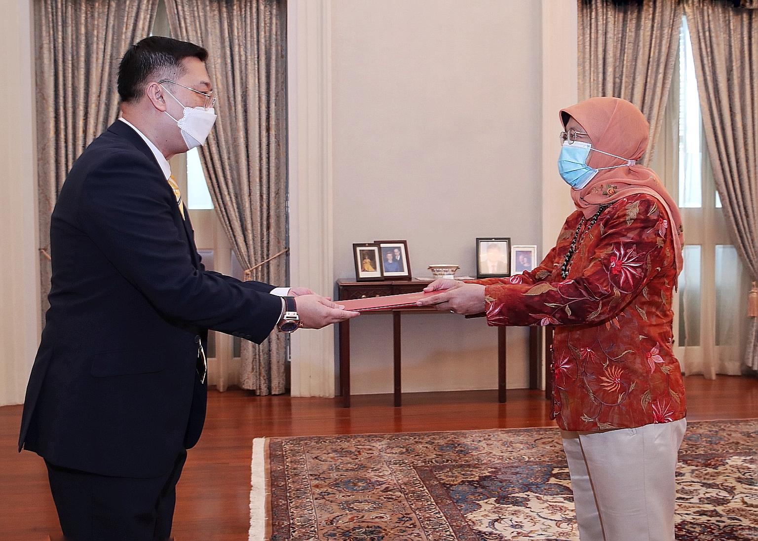 Veteran diplomat Simon Wong receiving the letter of credence from President Halimah Yacob at the Istana yesterday. Mr Wong has been appointed Singapore's new High Commissioner to India. PHOTO: MINISTRY OF COMMUNICATIONS AND INFORMATION