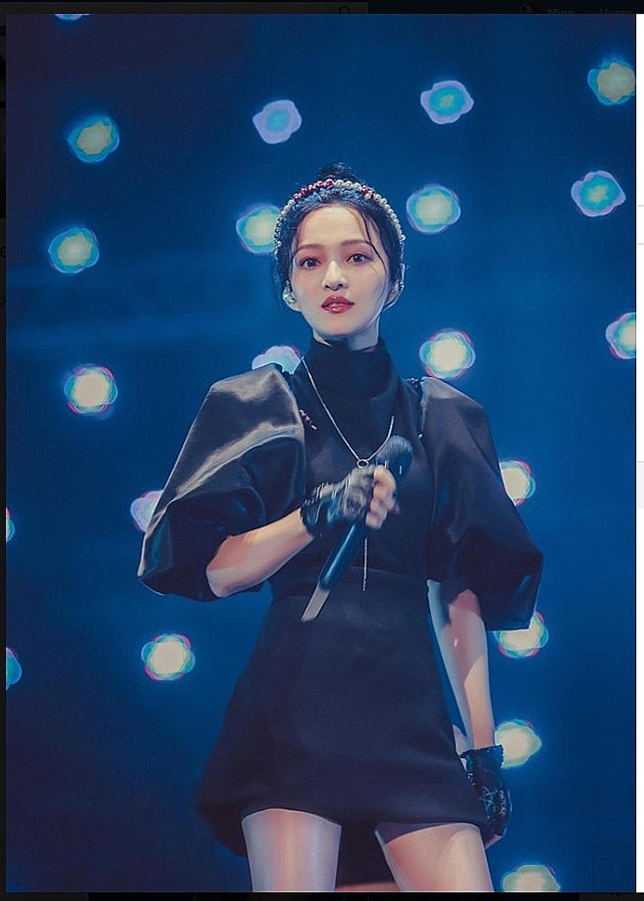 Angela Chang (left) was sued by her former management agency Qing Tian Music and former music label Linfair Records because she had backed out of her contract in July 2011, when both companies were preparing for what was to be her seventh studio albu