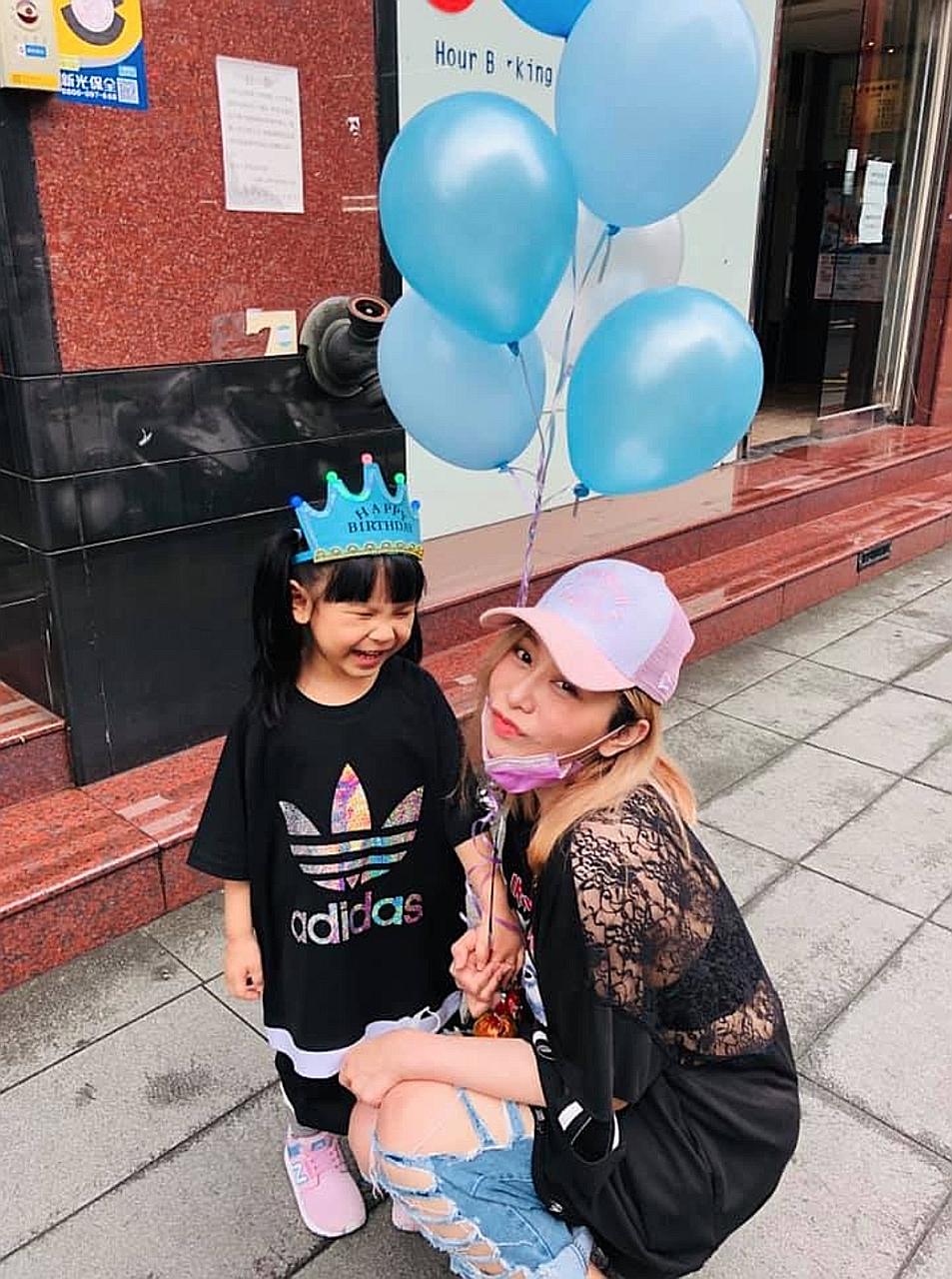 Singer-songwriter Shadya Lan and her daughter, nicknamed Tong Tong. Lan's ex-husband has accused Lan of neglecting her child.
