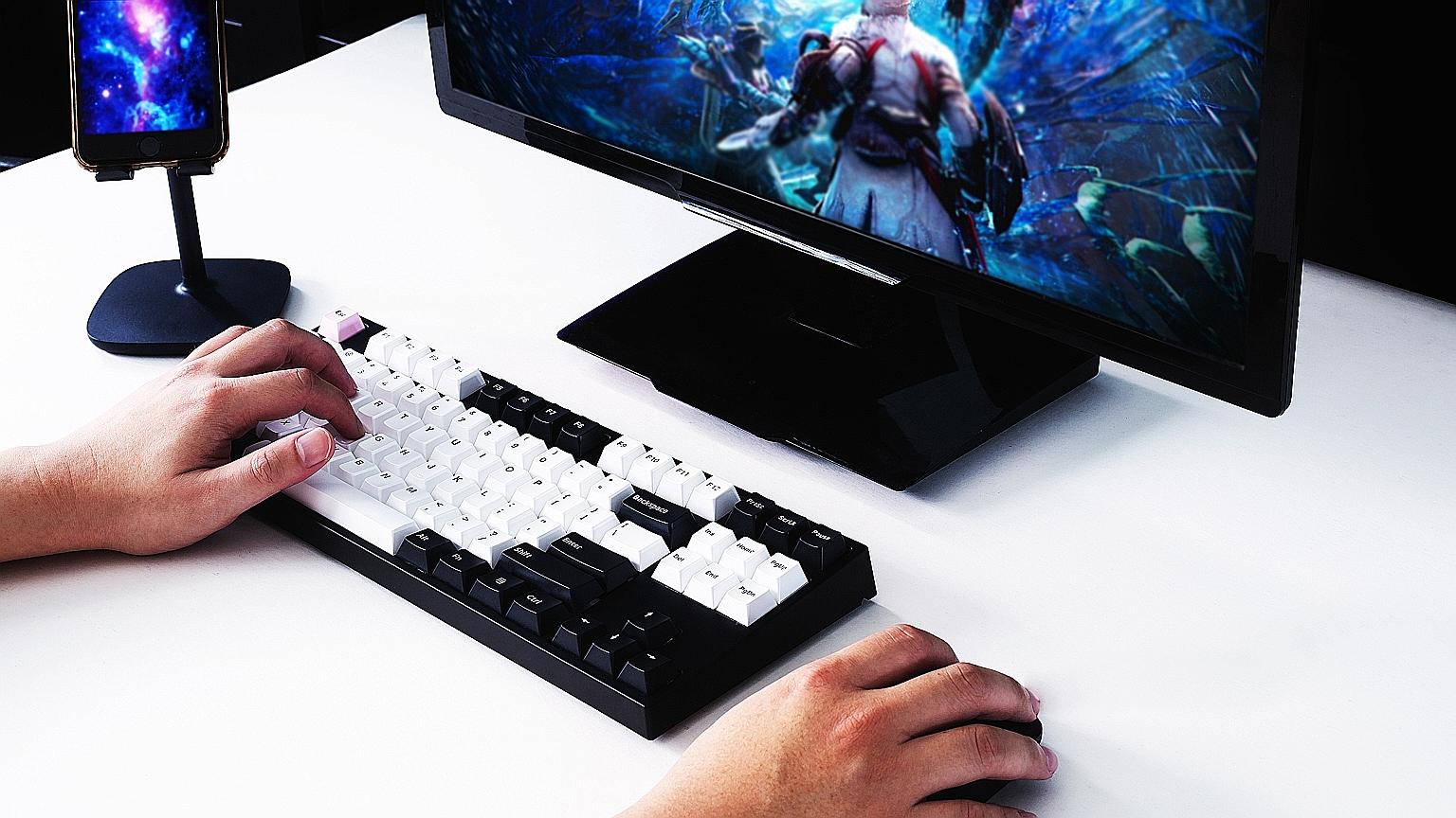 The battery of the Tempest Kirin v2 lasted around two weeks with about eight hours of daily usage.