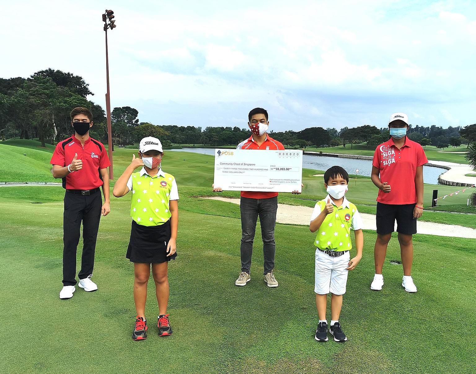Speaker of Parliament Tan Chuan-Jin holding a mock cheque for $33,203 with (from left) SEA Games champion James Leow, junior development squad golfers Passion Hsu and Cody Ng and national golfer Shannon Tan at the Laguna National Golf and Country Clu