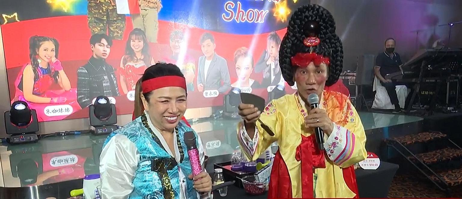 Getai hosts Liu Lingling and Wang Lei promoting kitchenware during a virtual show last week. Getai performers say taking on the role of live-stream sales promoter is key to their livelihood these days. PHOTO: LIU LINGLING/ FACEBOOK