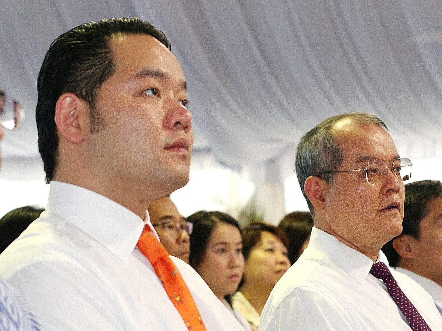 Lim Oon Kuin (far right) and his son Evan Lim Chee Meng seen in a 2006 file photo. Lim, his son and his daughter Lim Huey Ching are accused of fraudulent trading and breaching their fiduciary duties as directors of oil trader Hin Leong Trading. BT FI
