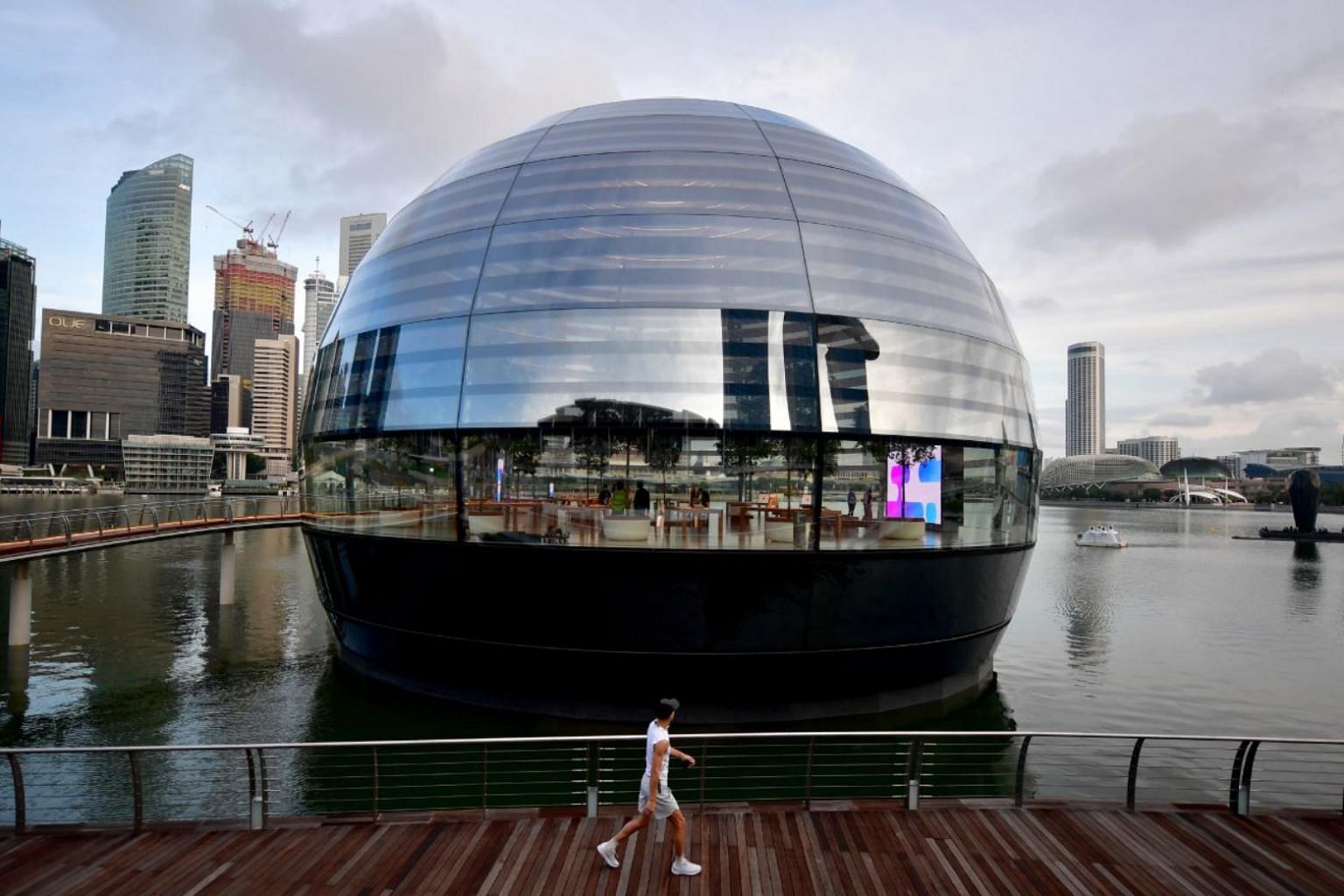 Inside Apple's first Floating Store! - archigardener