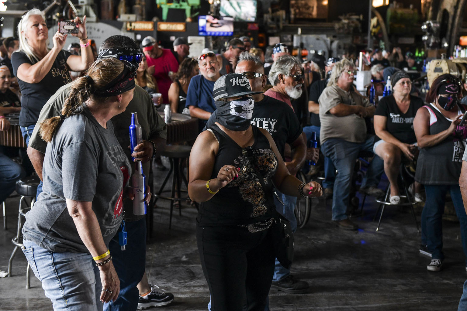 Below: Health officials have linked some of the rise in virus cases to hundreds of thousands of motorcyclists who descended on Sturgis, South Dakota, for an annual rally in August. PHOTO: AGENCE FRANCE-PRESSE