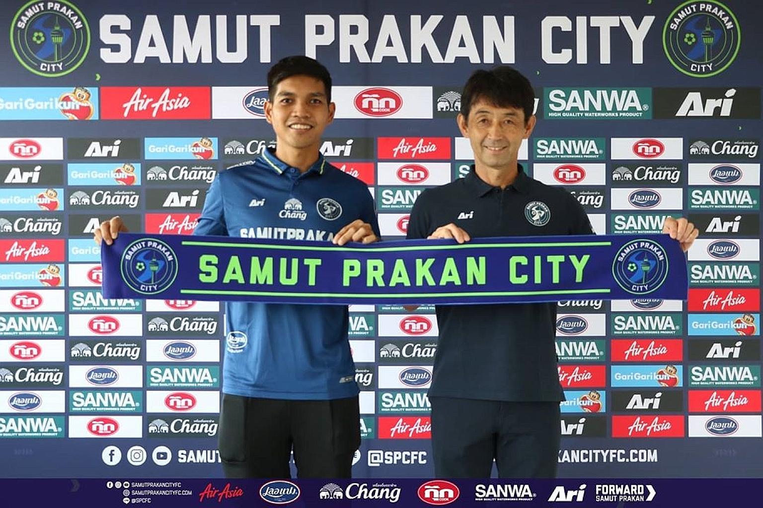 Lions goalkeeper Izwan Mahbud with Samut Prakan City coach Masatada Ishii after signing a one-year deal with the Thai League 1 club. PHOTO: INSTAGRAM/ SAMUTPRAKAN CITYFC