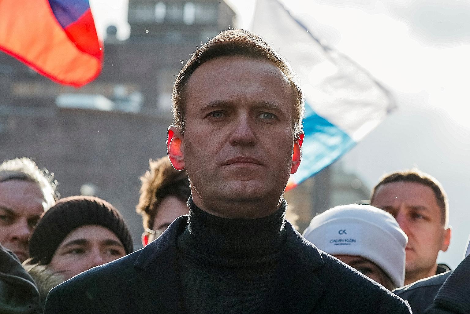 Traces of the nerve agent that poisoned Mr Alexei Navalny were found on the water bottle from his Tomsk hotel room.