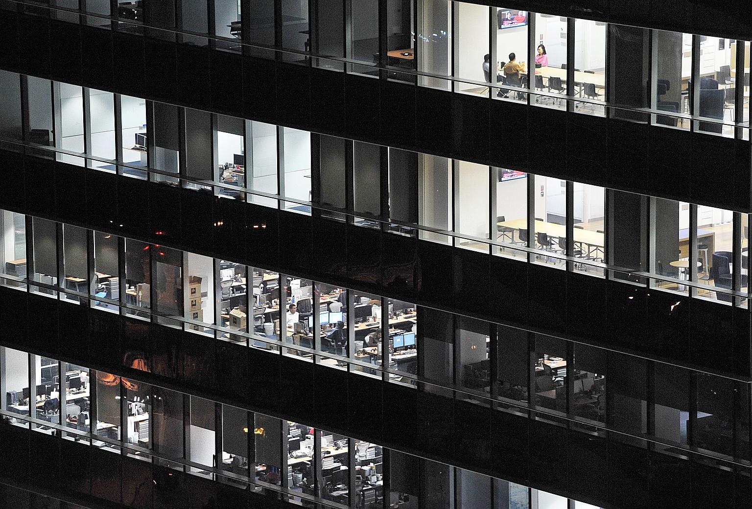 Although more people can now return to their workplaces, experts say it is unlikely that companies and staff will rush back to the office, arguing that the challenges of returning to the workplace may be alleviated if people are eased in gradually. S