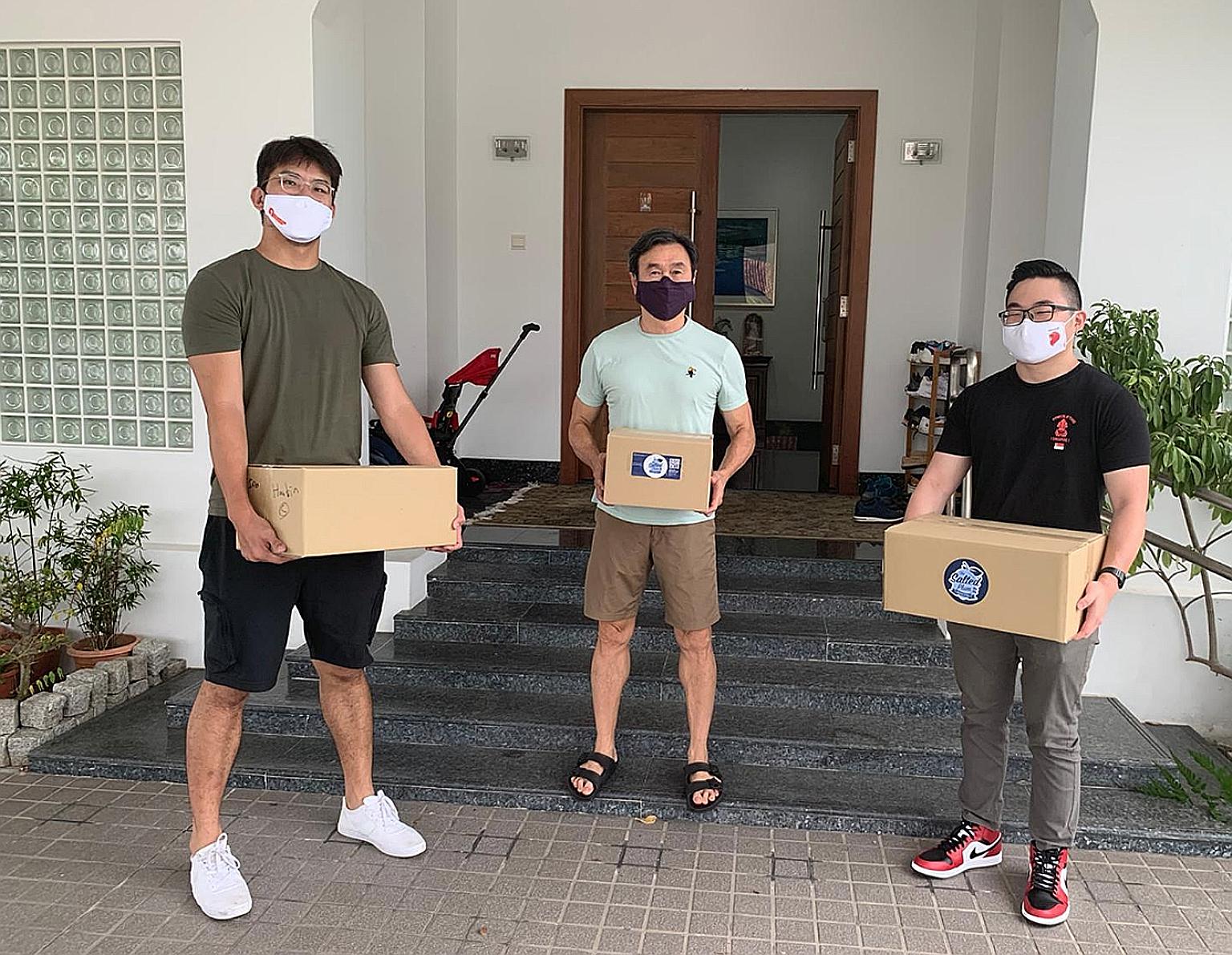 Basketballer Ng Han Bin (left) and powerlifter Matthias Yap (right) delivering meals to donors at the Chiam See Tong Sports Fund "Live For Sports" virtual fundraising dinner.