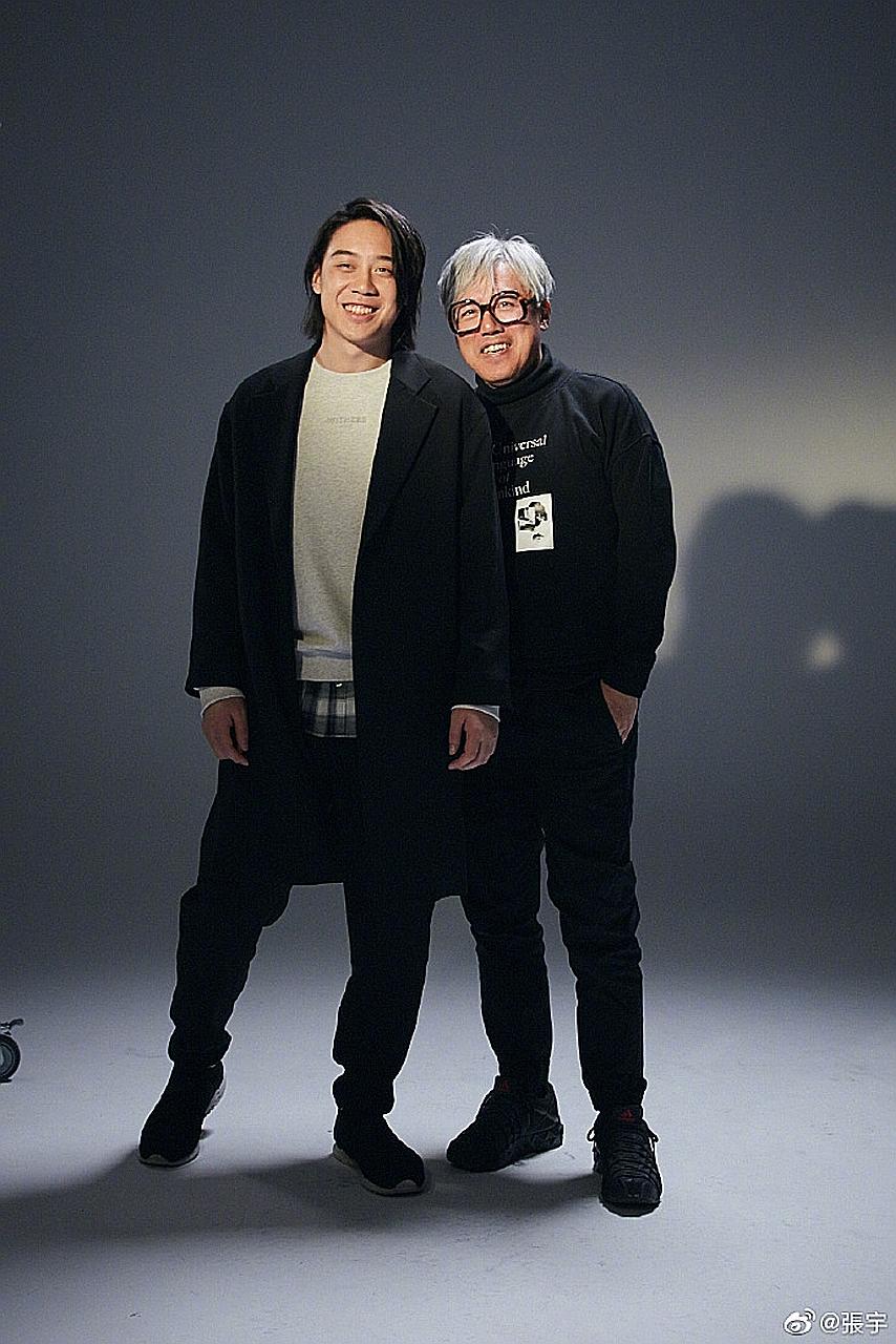 Phil Chang (above right) posted on Weibo several photos of himself with his older son (above left), who is celebrating his 22nd birthday.