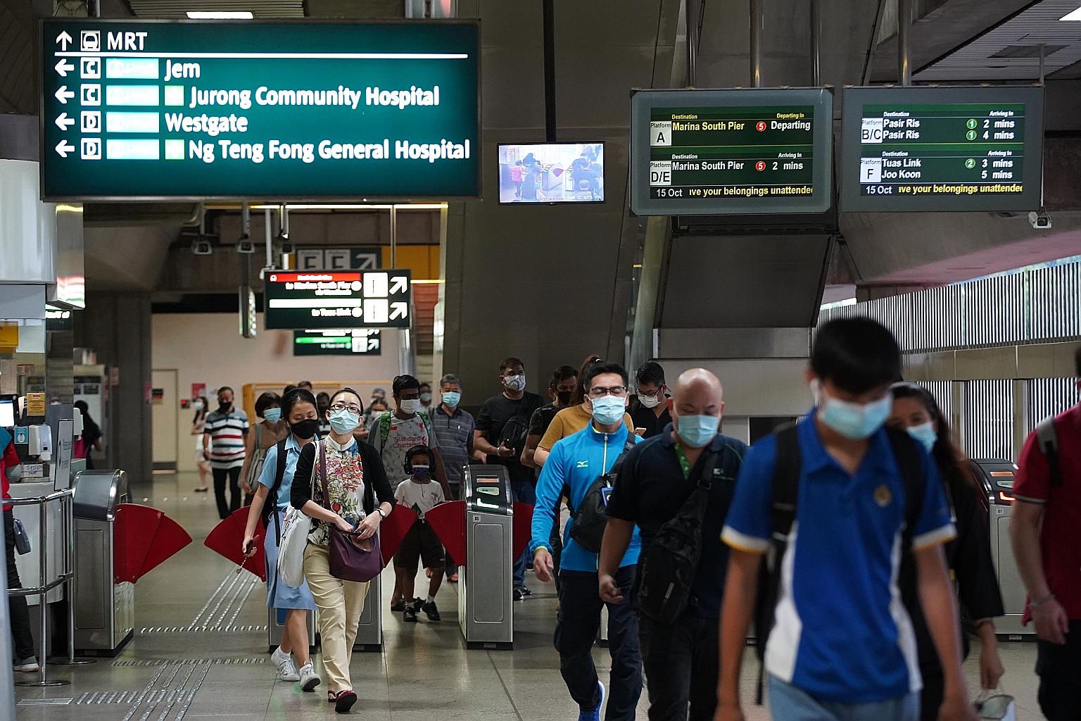 Commuters at Jurong East MRT station at 7am yesterday. Those interviewed said their morning rides went smoothly.