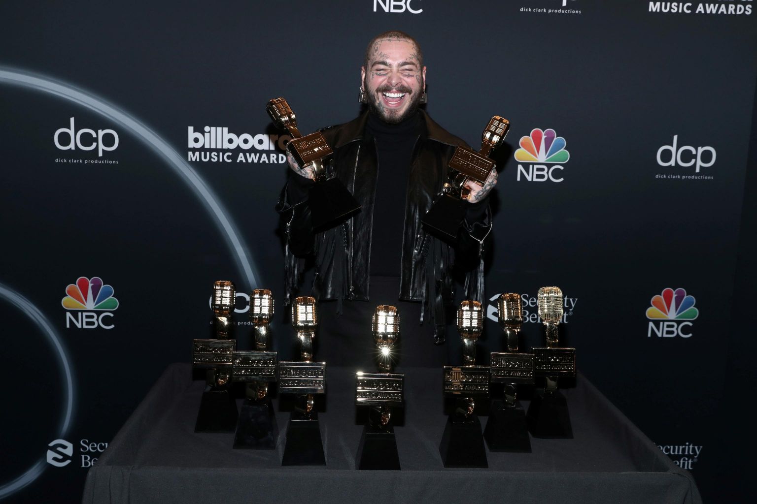 American rapper Post Malone wins big at 2020 Billboard Music Awards(01)