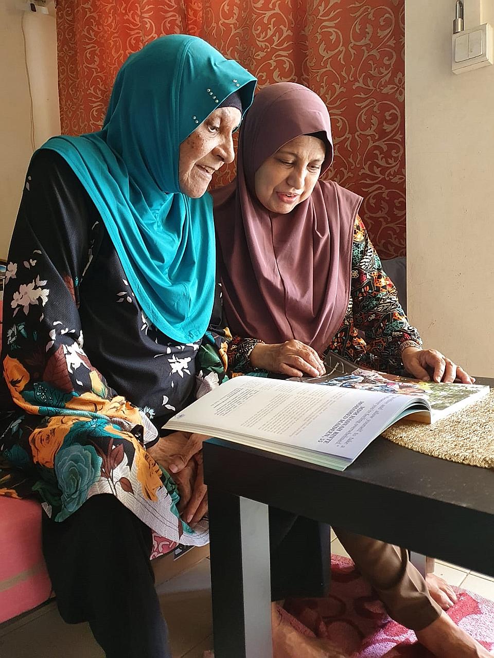 Madam Fatimah Mohamed Jamaludin (left), who has dementia, with her sister and caregiver, Madam Hasnah Mohamed Maideen. PHOTO: COURTESY OF HASNAH MOHAMED MAIDEEN