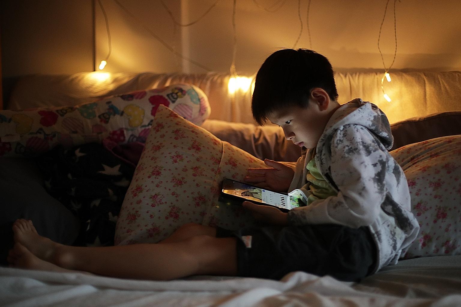 Getting children to spend sufficient time in sunlit green areas can reduce the risk of myopia. They should also take frequent rests from reading. Every 20 minutes, they should look up for 20 seconds at something 20m away.