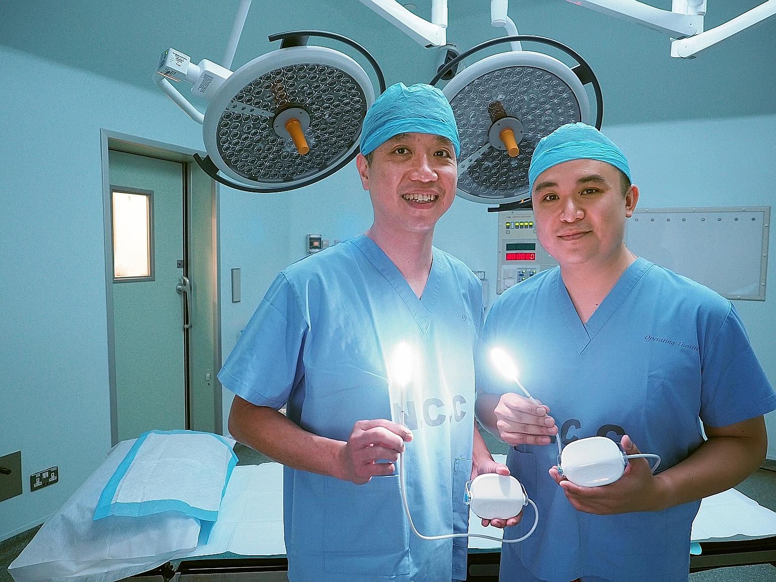 Associate Professor Tan Ngian Chye (left) and Vivo Surgical's Dr Kevin Koh with Klaro, a bendable and disposable light device that Prof Tan created and Vivo Surgical helped develop.