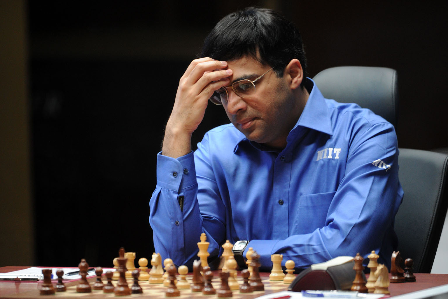 Viswanathan Anand playing a world championship match in 2012. He lauds The Queen's Gambit mini-series as brilliant and says it is "totally unremarkable" for good players to visualise moves in their heads.