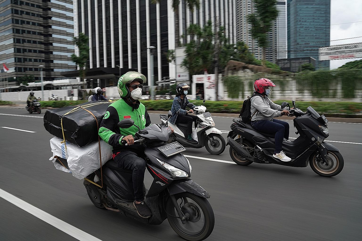 A Gojek delivery person in Jakarta. The Indonesian ride-hailing and payments giant is in discussions over a merger with local e-commerce pioneer Tokopedia, ahead of a planned IPO, according to people with knowledge of the matter.