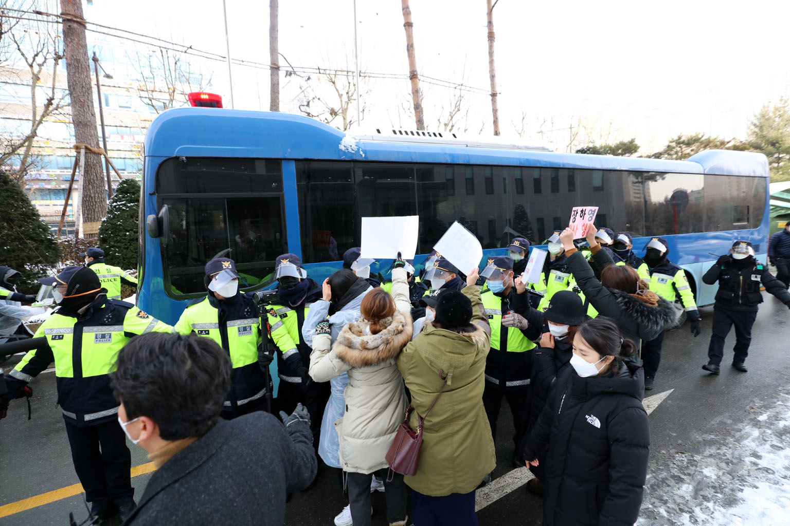 Angry citizens trying to block a prison bus carrying the accused, surnamed Jang, as it left the Seoul Southern District Court yesterday.