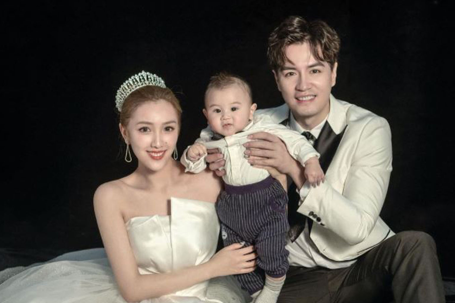 Actor Zhang Zhenxuan, who was formerly known as Zhang Zhenhuan, with his wife, Ms Sally Pan, and their baby boy.