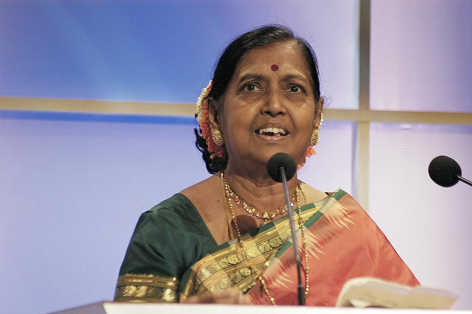 Suseela Krishnasamy in 2004 at the Vasantham channel's annual Pradhana Vizha awards, where she received the Lifetime Achievement Award.