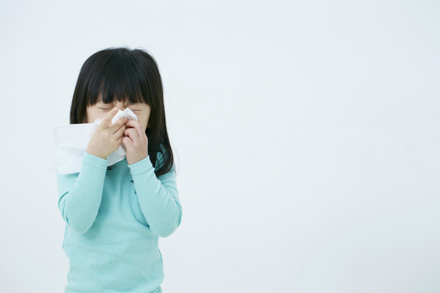 When the weather is too hot, the presence of aeroallergens such as pollen and pet dander is higher, and may trigger an allergic reaction. 