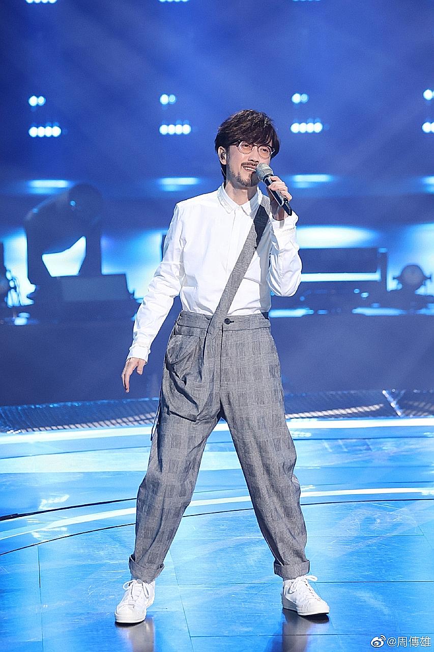 TAIWAN SINGER STEVE CHOU "JUDGED" BY YOUNGER SINGER? Some netizens have slammed a Chinese variety show after it appeared that Taiwanese singer-songwriter Steve Chou, 51, (left) had his performance judged by a singer less than half his age. Chou took 