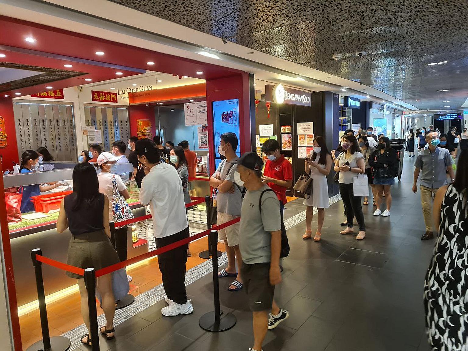 Lim Chee Guan's Ion Orchard outlet saw shorter queues - there were around 18 people waiting in line at noon.