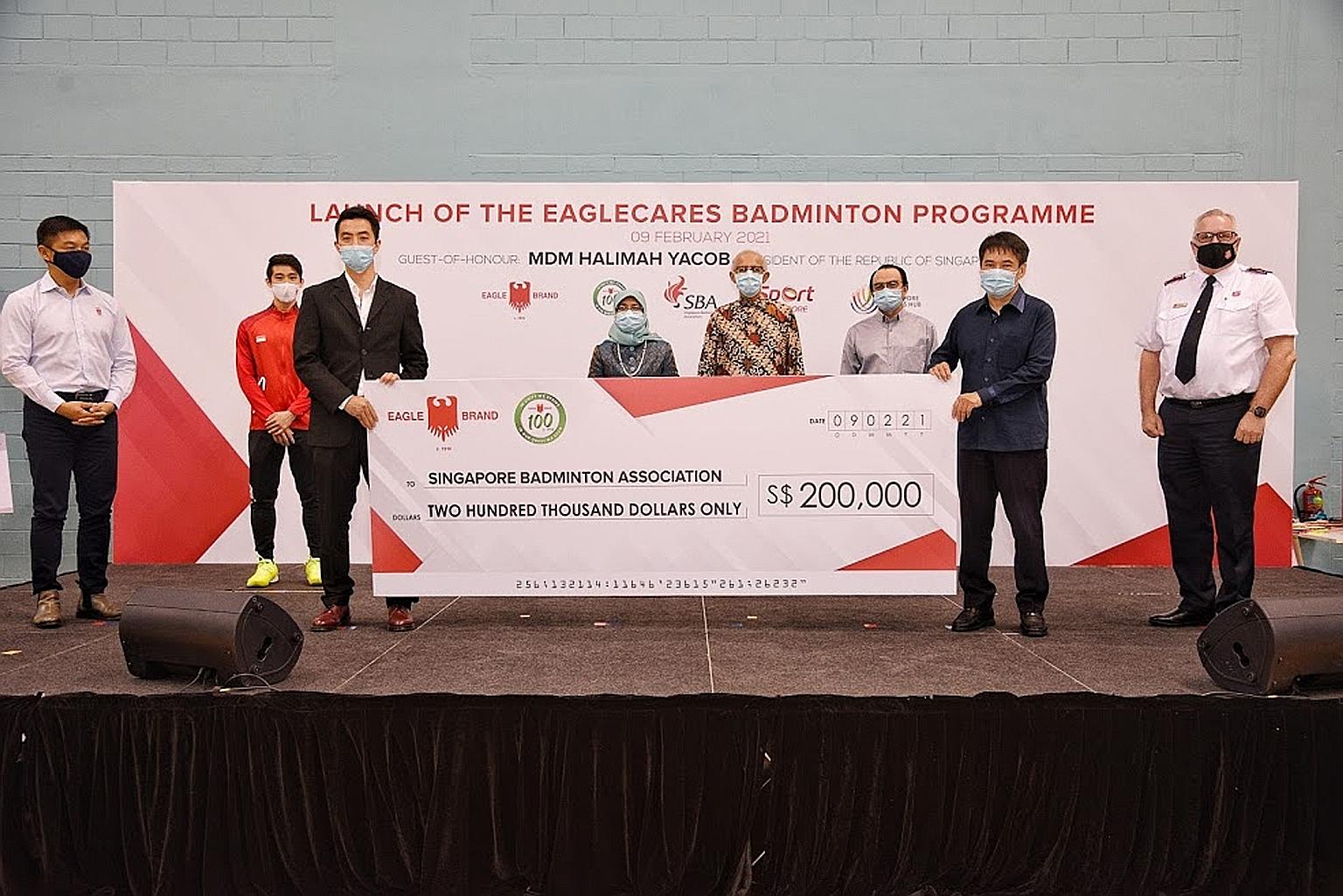 From far left: Speaker of Parliament Tan Chuan-Jin, national shuttler Loh Kean Yew, Borden Eagle Group director Adam Yeo, President Halimah Yacob, Singapore Badminton Association patron-in-chief Abdullah Alhabshee, Jamiyah Singapore president Mohd Ha