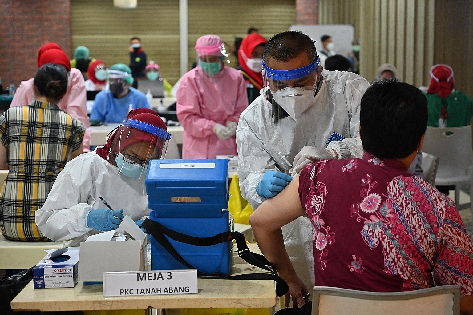 The scene at Tanah Abang textile market in Jakarta yesterday, where 10,000 of the 55,000 vendors had signed up to receive their first shot. PHOTO: AGENCE FRANCE-PRESSE