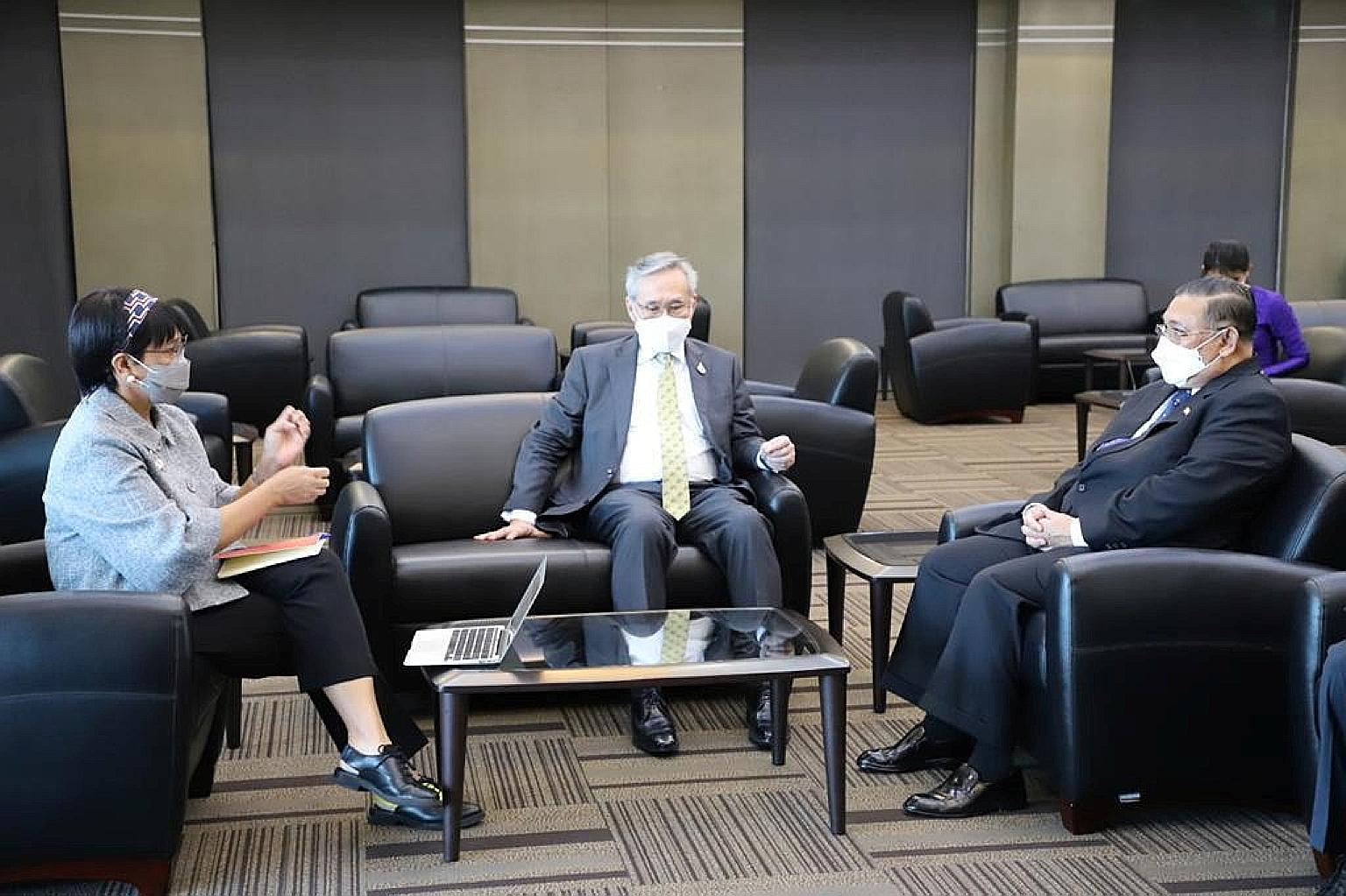 Indonesian Foreign Minister Retno Marsudi meeting her Myanmar counterpart Wunna Maung Lwin (right) at Don Mueang airport in Bangkok yesterday, with Thai Foreign Minister Don Pramudwina also present.