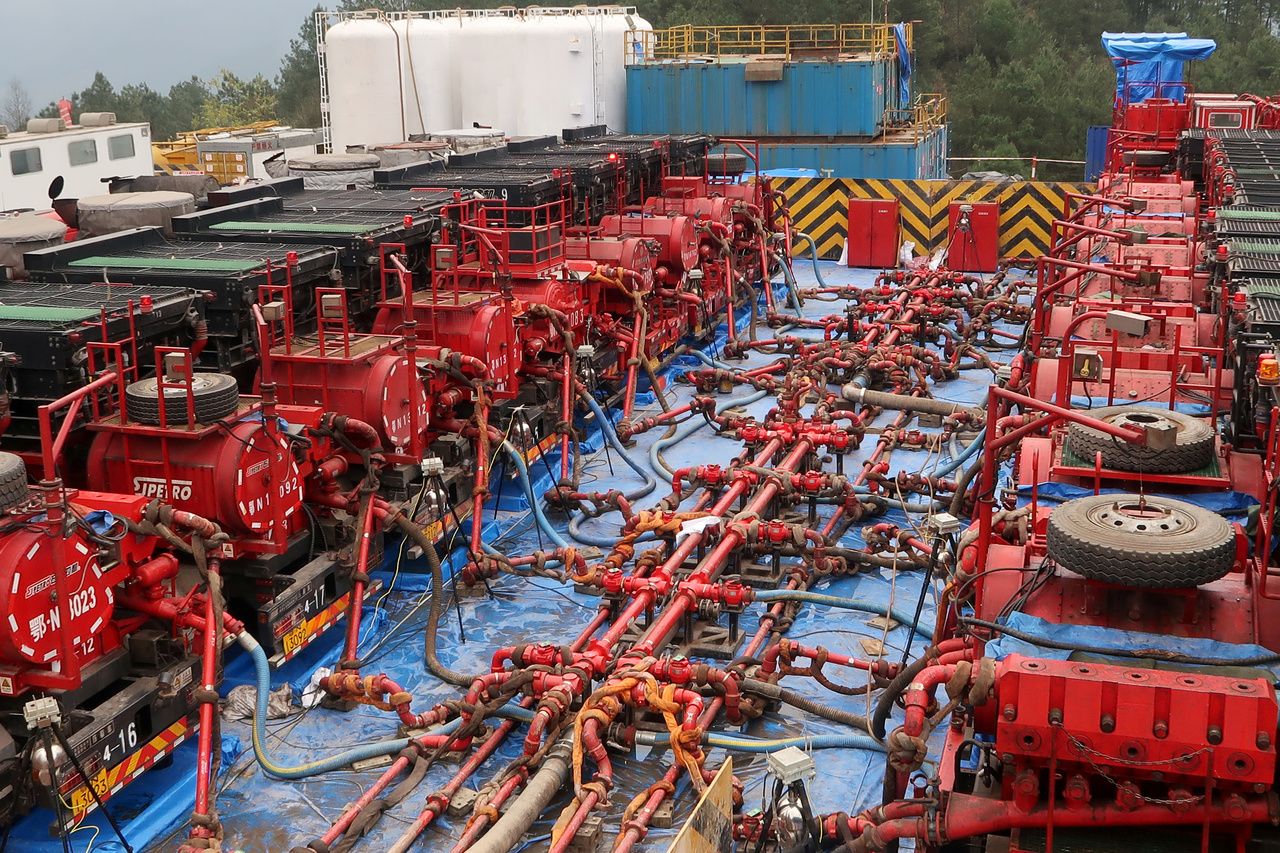 Sinopec Rig Picture China's Sinopec raises 2021 capital expenditure by 23.8% | The Straits ...