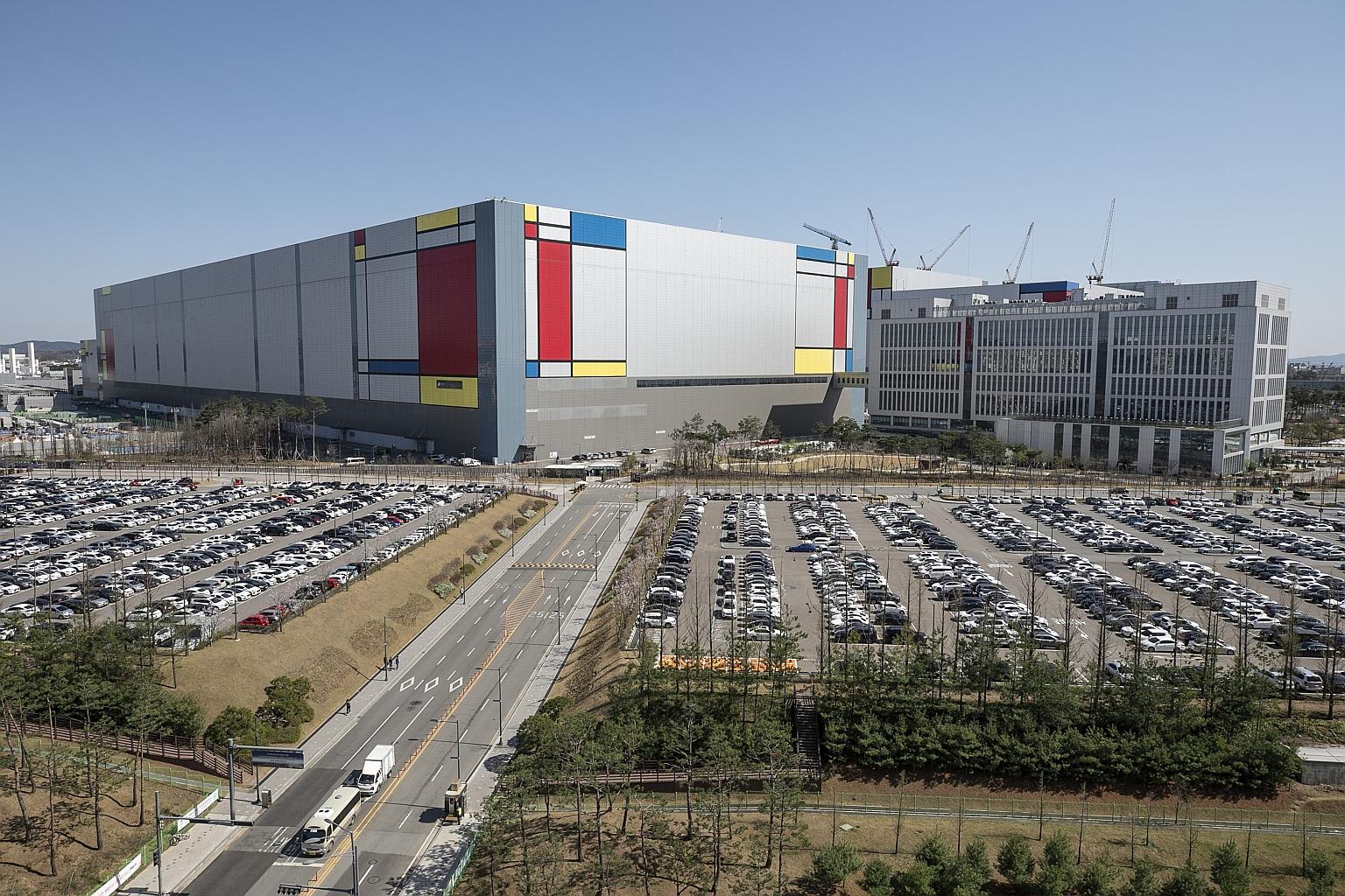 Samsung Electronics' semiconductor manufacturing plant in Pyeongtaek, South Korea. The company said it expects operating profit of 9.3 trillion won (S$11.1 billion) for January to March, up 44.2 per cent from a year earlier. PHOTO: BLOOMBERG
